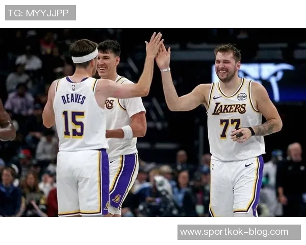 艾顿谈东契奇与里夫斯的球风对比认为前者似保罗后者如布克 艾顿谈东契奇与里夫斯的球风对比认为前者似保罗后者如布克