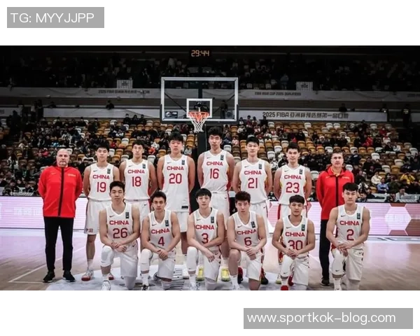 迈阿密球迷与杨瀚森偶遇合影网友呼吁保护他避免网络暴力